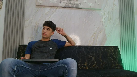 ALEX 🐺 de YOUNG_GUYS1  2 Imagens