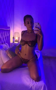 OnlyGia: Hey ( фото)