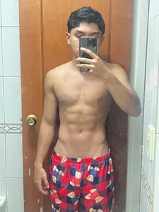 _TaylorBlack Check in bathroom Pic 9