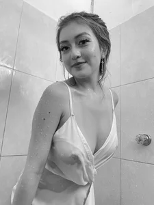 Angela_Torres_ Hi!!! I took a shower thinking of you. Now I need you to help me dry. I'm too wet. Bilde 2