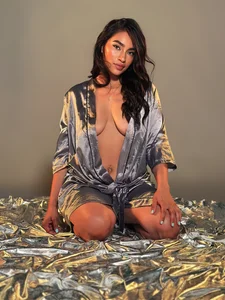 Just admire this beautiful lady and encourage you to enjoy me! de Leamonroe__  2 photos