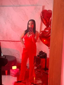 megan_rous_のYour perfume is my weakness...❤️‍🔥💓💝の 3枚の写真