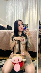 EmmyEvans1 I'm really playful today, do you want to see what happens next? Immagine  2