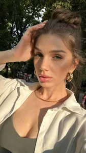 ArtieThoman kiss you টি ছবি