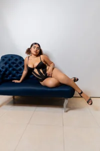 AlanaVelascos EVERYTHING YOU'RE LOOKING FOR slika 4