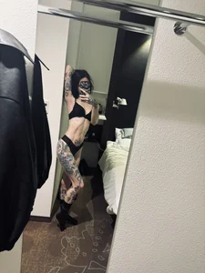 MissMidnightUK A little tease Immagine  3