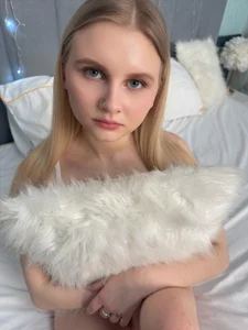 Emma_Catchel Public Pic 6