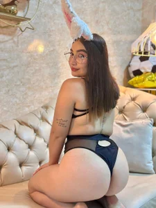 Lizzi-Carter Public Pic 2
