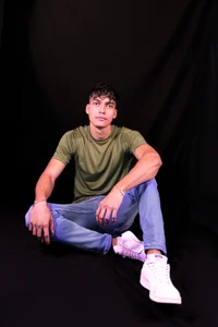 AlessioVitale 😏 You can’t stop staring, can you? Immagine  2