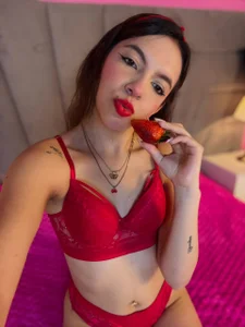 kittyblooms I love strawberries and you?🍓 Pic 4