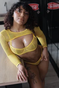 LuckySwagson Do you like yellow? Pic 5