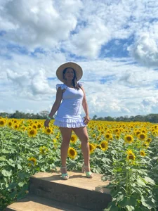 A goodess between sunflowers od MatureHornyxxx  4 snímek