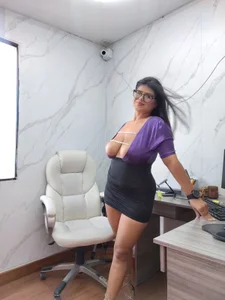 mialopez52のYour favorite secretary. October 28 👻🔥😈の 4枚の写真