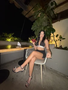 GraceWallace_の🥂🖤の 2枚の写真