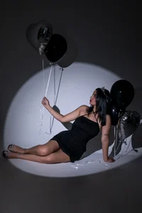 kareena_basu 🎁Do not bring gift ... Better remove the dress 🖤🥂 Immagine  9