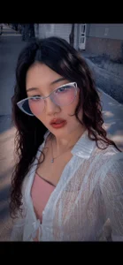 JenniferWallace 💕 I love my new look—a little intellectual, a little cute, and so *me* ✨🤍  5টি ছবি