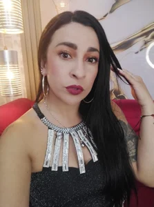 Bella_williamss_ black and shiny dress Billede 4