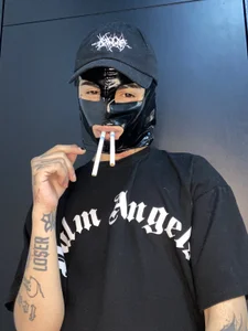 AcidMilo No mask takes away my identity. Although I'm forgetting who I was before I had her Billede 2