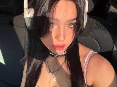 Holly_official Public Pic 4