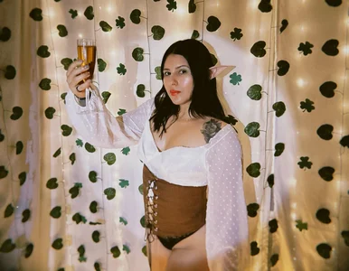 Latin_Rachell3 Who wants to toast with me? 🍺 圖片 5