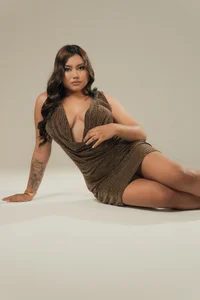 AmberLewis_ Golden frame Pic