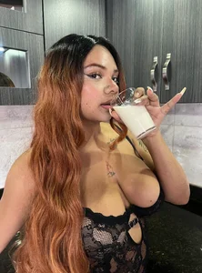 Eloisa_cleavage_のI love drinking your milkの枚の写真