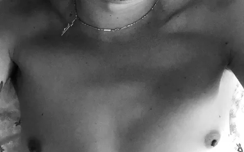 vivalapussy1 Public  3টি ছবি