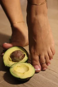goddessfeetxx kullanıcısının squashing an avocado albümü -  3 fotoğraf