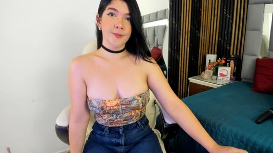 Tight jeans and a lot of imagination. Are you staying to see what's underneath this casual look? od amaia_santini  snímek