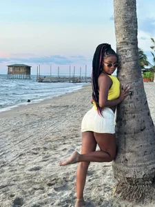 Isaa_Coleman_ The beach and I are one 💛🌊 Immagine  4