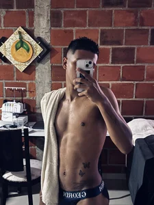 damian_delux A shower after work Pic 3