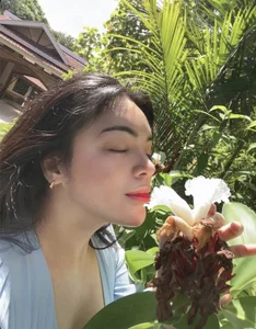 Where’s flower’s bloom so doe’s hope de TS-SimplyTheBest  2 photos