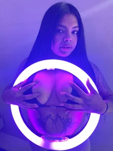 Luna_and_RoseのInnocent look, wild effect. 😈🔥の 2枚の写真