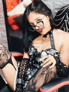 Look at me ✨️🖤 od carolinerue  8 snímek