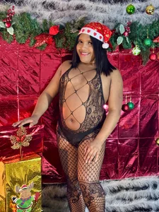 "Silent night… bold energy." 🌙🔥 de ShanayaKops  2 Imagens