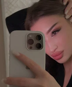Gashishzz Just a Peek 👀 Fotka 4
