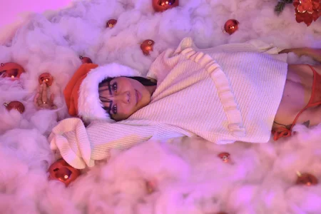 aurora_collinss_のA little gift that doesn't come wrapped. 🎄🔥🥰の 6枚の写真