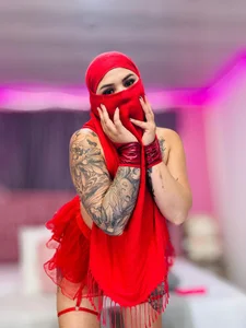 Nayla-Mouna Red is passion Pic