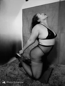 anniecoopeer black and white Pic 6