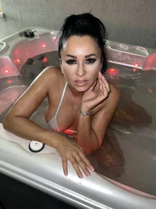 alycia_xo1 Jacuzzi’s waiting... but I might just turn up the heat Pic 3