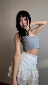 GertrudeJohnsonWhat's hiding under my skirt? Hehe 🤤图片