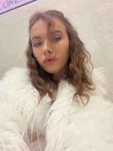 CeyaLierのIn a white fur coatの枚の写真