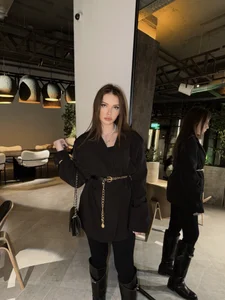 CeyaLierのin a restaurantの 3枚の写真