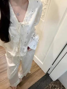 Mono-Stewardesss The Mono program airs live at 10:00 PM Vietnam time on weekends ( Friday, Saturday, and Sun зображення