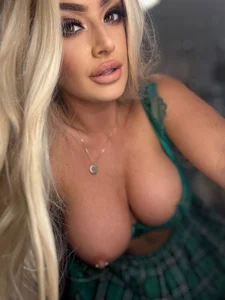 Daddysfilthysecret Victoria blonde 🙋🏼‍♀️  2টি ছবি
