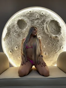 milaowens In the moon 😊 Foto 2