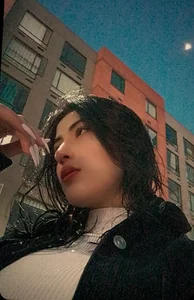 fiorella_parisの"This white lingerie makes me look like a saint, but I'm wet thinking about how you're going to fuckの 2枚の写真