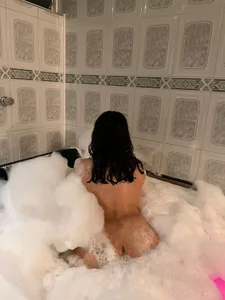 annyaparis Schoolgirl in the jacuzzi 😏 รูป  2