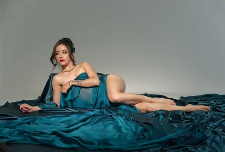 IsabellaMoreau Barely covered, completely captivating 💙🤍 Pic 6