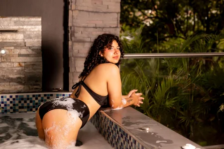 __Izumii__ Hot water, dangerous look. 🔥 Billede 3